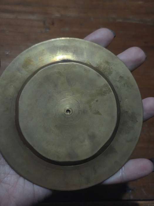 Small decorative solid brass dish - diameter - 11cm Perfect condition