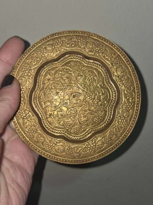 Small decorative solid brass dish - diameter - 11cm Perfect condition