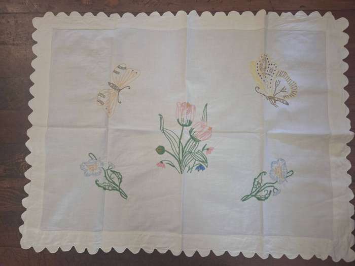 Beautiful Vintage Embroidered Tablecloth - Size 78cm x 60cm