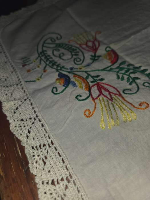Vintage Embroidered doily - 47cm x 36cm