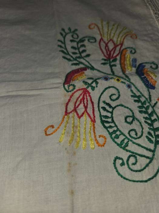 Vintage Embroidered doily - 47cm x 36cm