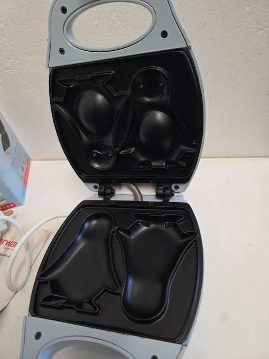 Mellerware Percy Penguin Waffle maker