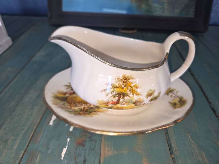 Vintage Alfred Meakin Sauce Jug and Saucer - Beautiful piece in great condition condition