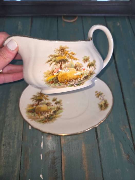 Vintage Alfred Meakin Sauce Jug and Saucer - Beautiful piece in great condition condition