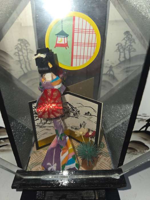 Beautiful Vintage Japanese diorama with mirror detail - Size - 21cm x 20cm oriental