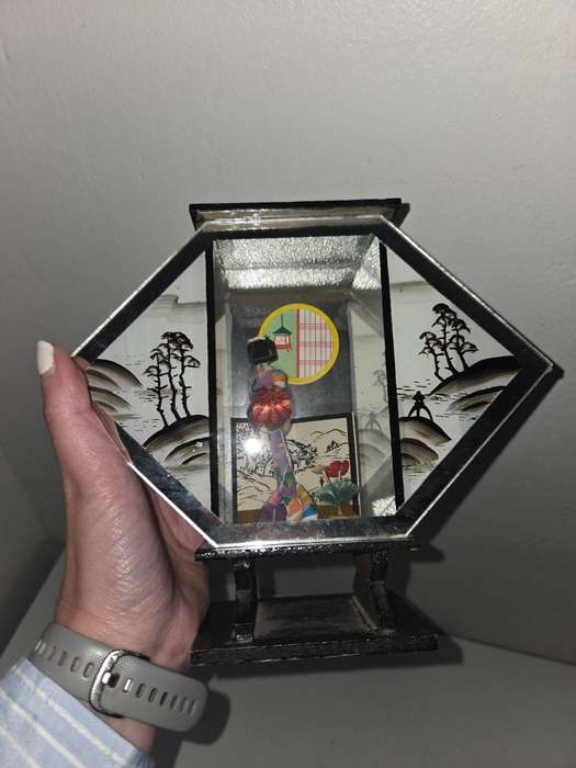 Beautiful Vintage Japanese diorama with mirror detail - Size - 21cm x 20cm oriental
