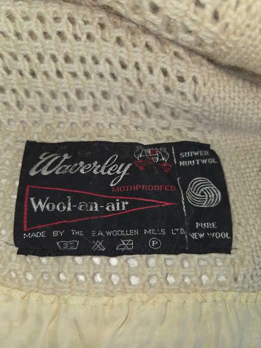 Beautiful blanket - Waverley blanket - Pure New wool Size - 2.10m x 1.65m Excellent condition
