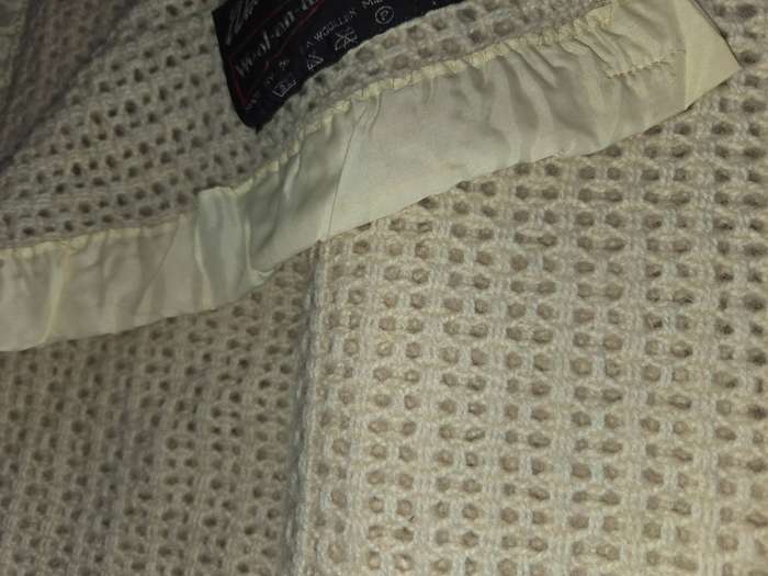 Beautiful blanket - Waverley blanket - Pure New wool Size - 2.10m x 1.65m Excellent condition