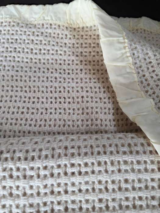 Beautiful blanket - Waverley blanket - Pure New wool Size - 2.10m x 1.65m Excellent condition