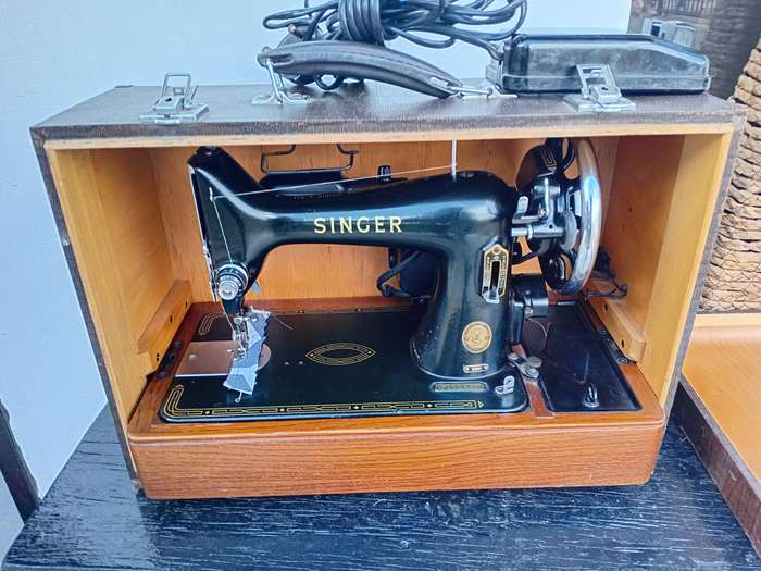 Vintage Electric Singer Sewing Machine