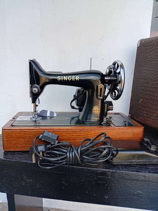 Vintage Electric Singer Sewing Machine
