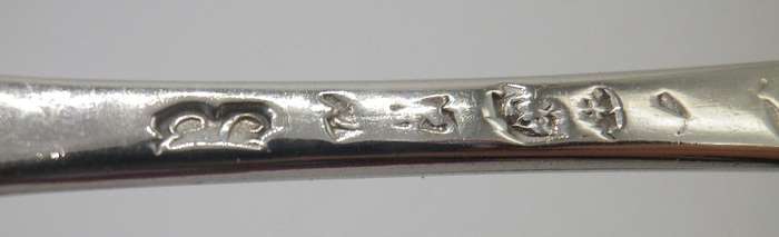 PAIR OF FINE GEORGIAN HALLMARKED SILVER RAT TAIL DESSERT SPOONS Heraldic Griffin Crest 75grms  16cm