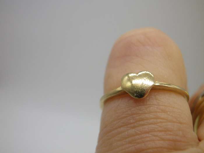 Adorable Dainty 9ct Yellow Gold HEART ring. Size: I. 0.77grams.