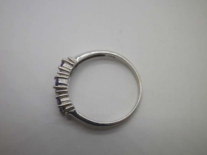 9ct White Gold & Tanzanite ring. NWJ Jewelers. Size: P 2.13 grams.