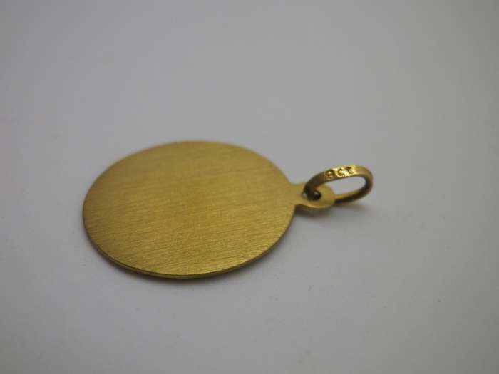 Vintage 9ct Yellow Gold disc pendant. Perfect to engrave. 1.7cm 1.4g