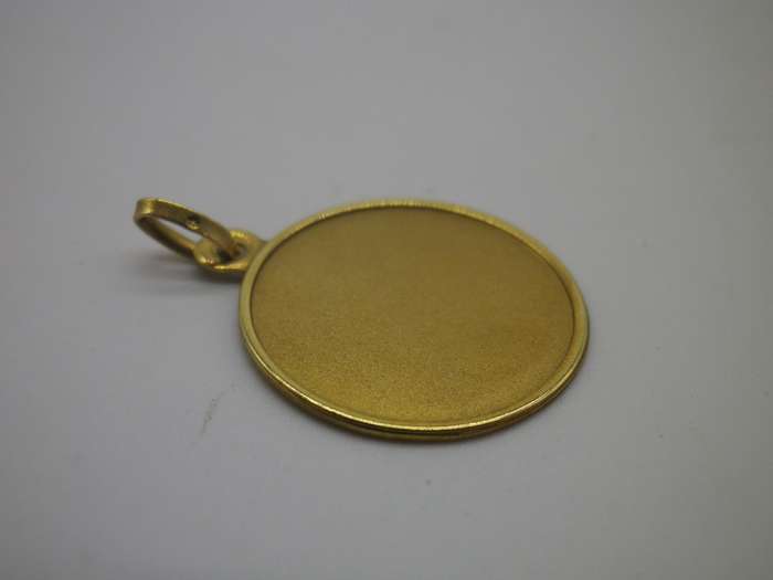 Vintage 9ct Yellow Gold disc pendant. Perfect to engrave. 1.7cm 1.4g