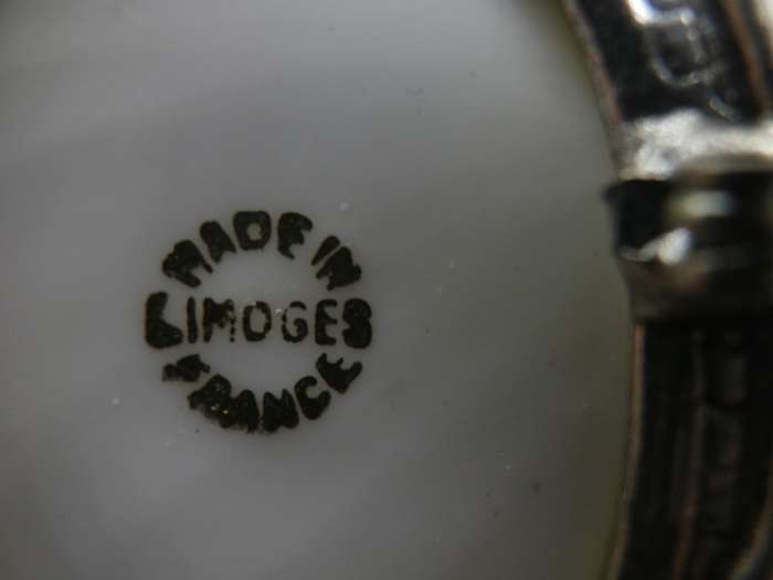 Genuine LIMOGES, France medallion Brooch in Silver frame. 5 x 3.5cm Fragonard Courting Couple