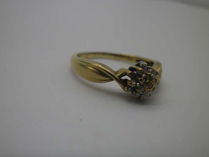 Vintage 9ct Yellow gold and Diamond ring. Size O. 2.3grams