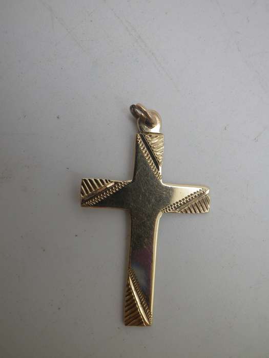 Vintage 9ct Yellow Gold Beautiful Cross pendant. 3 x 1.8cm. 1.3g