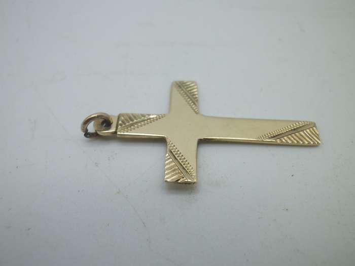Vintage 9ct Yellow Gold Beautiful Cross pendant. 3 x 1.8cm. 1.3g