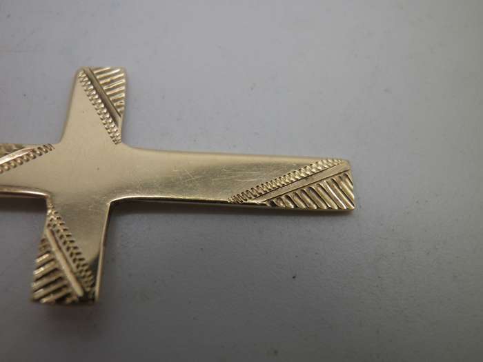 Vintage 9ct Yellow Gold Beautiful Cross pendant. 3 x 1.8cm. 1.3g