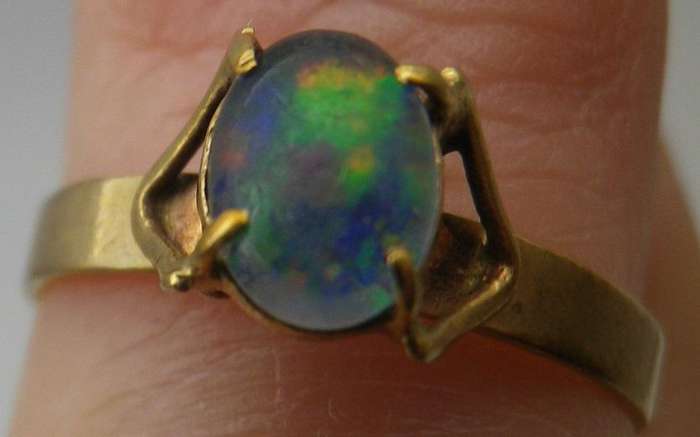9ct Yellow Gold & OPAL Vintage Ring. Size  J ½. 1.38g