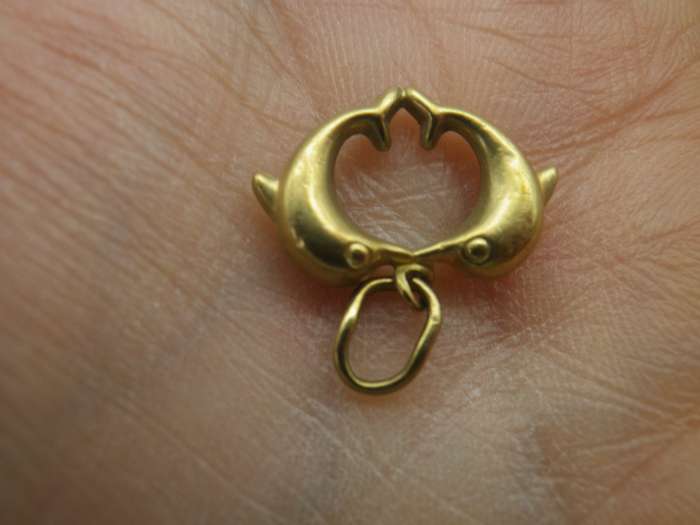 Cute Vintage 9ct yellow gold DOUBLE DOLPHIN pendant