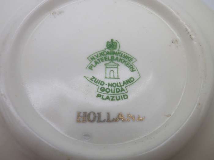 Vintage GOUDA Royal Zuid Holland Plateelbakkern ceramic inkwell with glass inset.