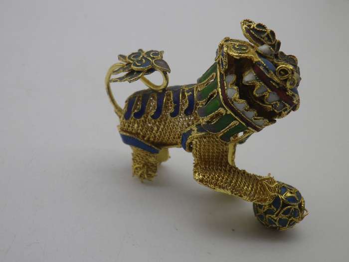Miniature enamel & gold tone metal articulated FOO DOG with ball.