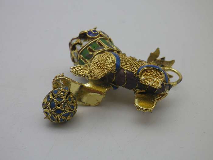 Miniature enamel & gold tone metal articulated FOO DOG with ball.