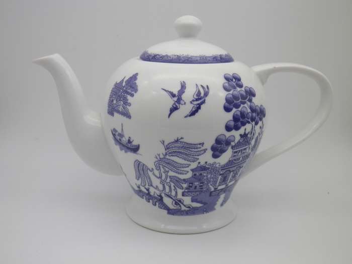 BLUE WILLOW PATTERN Regent teapot! Dishwasher & Microwave safe