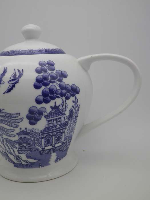 BLUE WILLOW PATTERN Regent teapot! Dishwasher & Microwave safe