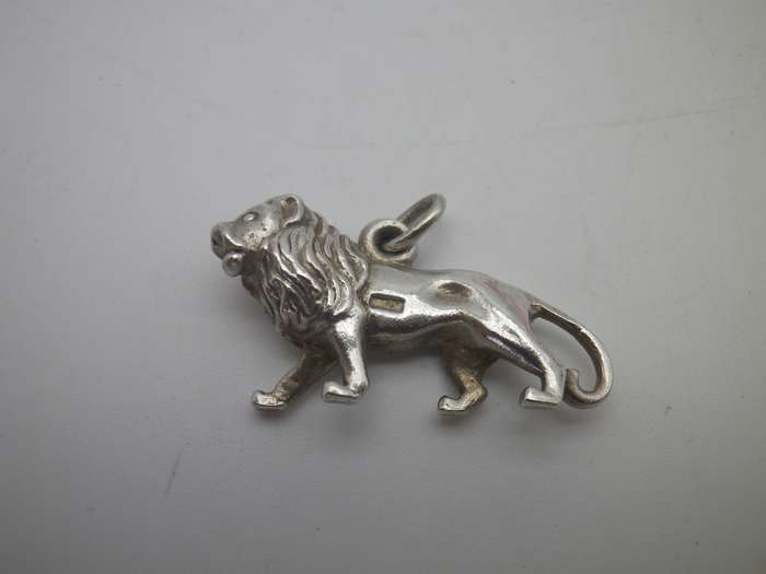 Sterling Silver LION pendant.. Good quality. Heavy 6g. 2.8cm long