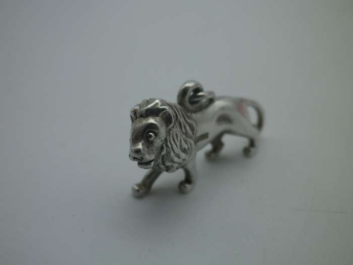 Sterling Silver LION pendant.. Good quality. Heavy 6g. 2.8cm long