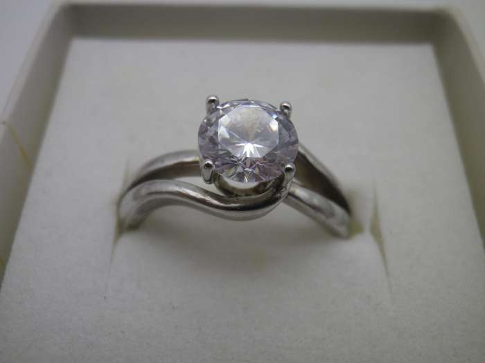 Beautiful VINTAGE STERLING SILVER & CZ Solitaire Ring. American Swiss Size: N.  3.74 g