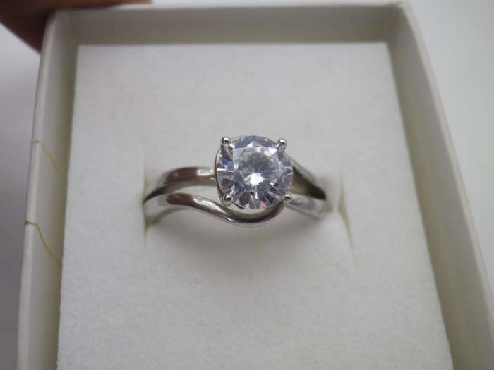 Beautiful VINTAGE STERLING SILVER & CZ Solitaire Ring. American Swiss Size: N.  3.74 g