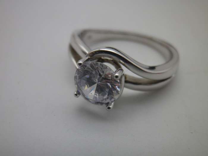 Beautiful VINTAGE STERLING SILVER & CZ Solitaire Ring. American Swiss Size: N.  3.74 g