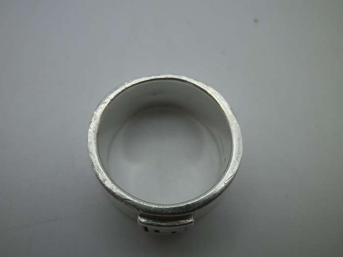 Hallmarked silver GREEK KEY DESIGN Vintage Ring. London. 11g Size: N 1/2