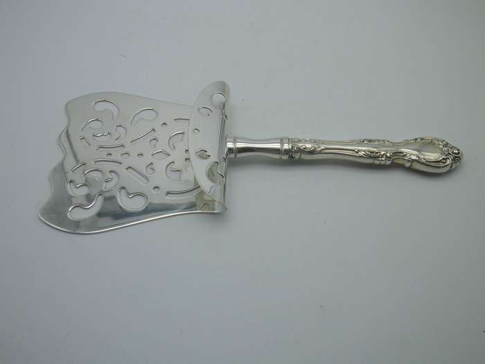 Vintage ASPARAGUS Lifter with ornate silver handle. 23.5cm Beautiful!