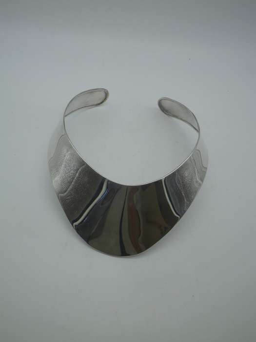 Dramatic Vintage Modernist SILVER PLATED Adjustable Choker Necklace. Mirror Bright & Unusual