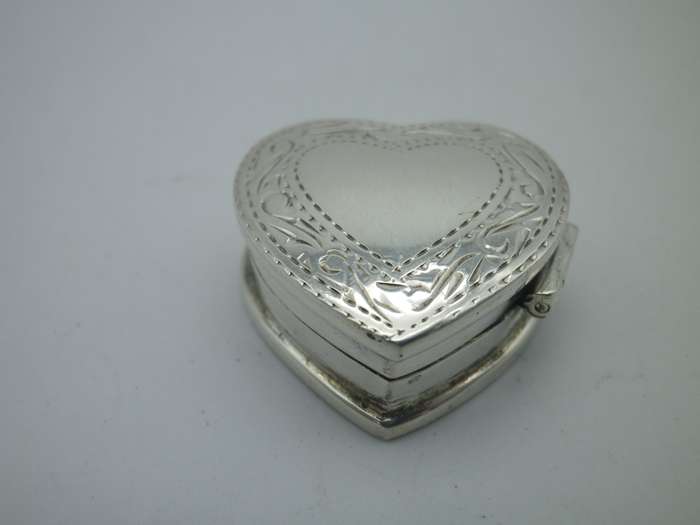 Gorgeous HEART SHAPE Sterling Silver vintage pill box   2.5x2.5x1cm 7.8g