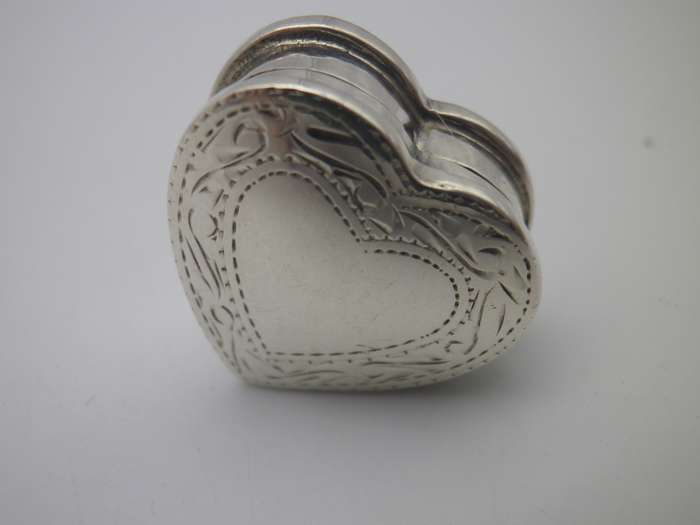 Gorgeous HEART SHAPE Sterling Silver vintage pill box   2.5x2.5x1cm 7.8g