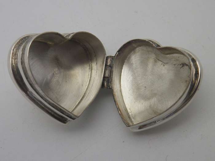 Gorgeous HEART SHAPE Sterling Silver vintage pill box   2.5x2.5x1cm 7.8g
