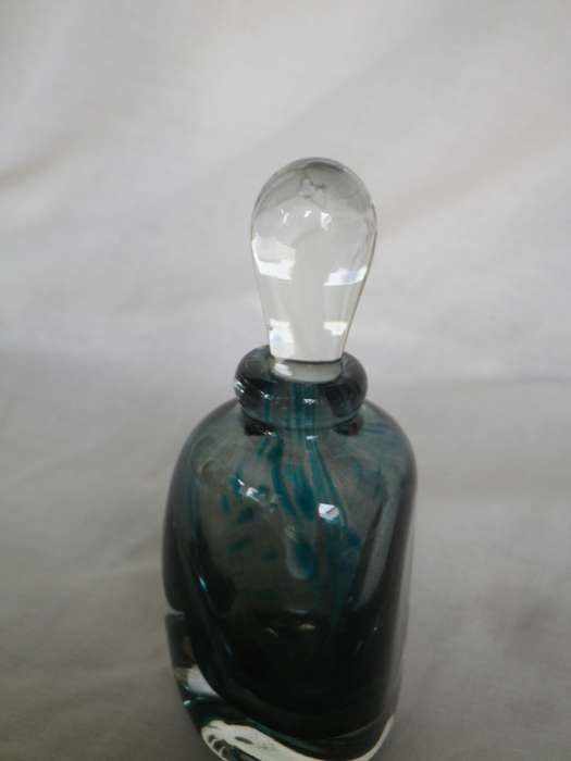 Studio Glass Scent perfume bottle with stopper. Likely DAVID READE