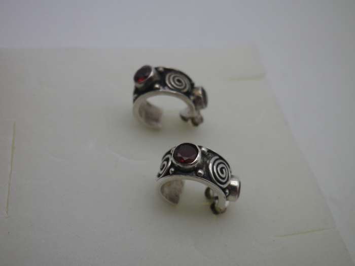 Pretty Sterling Silver & Garnet Vintage earrings. 1.5cm across. garnets: 4mm 3.8 g