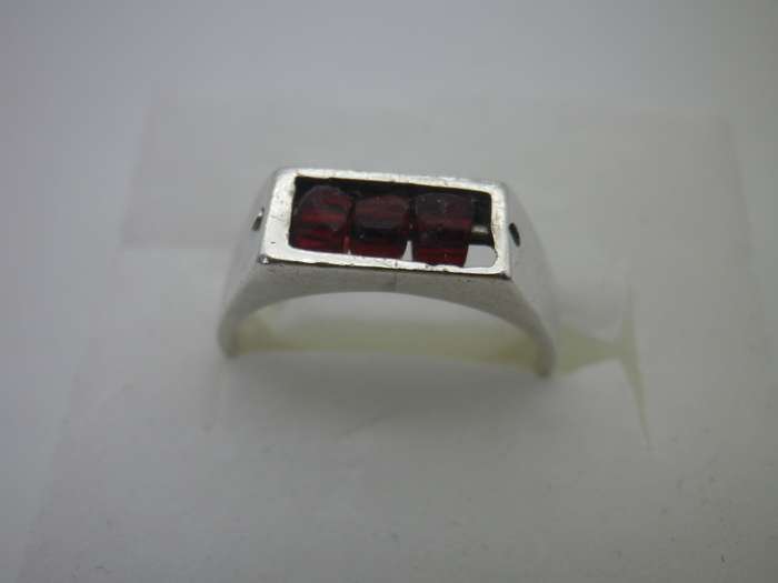 Sterling Silver wit 3 Garnet beads Vintage Spinner Ring. Size: P. 3.08 grams