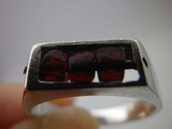 Sterling Silver wit 3 Garnet beads Vintage Spinner Ring. Size: P. 3.08 grams