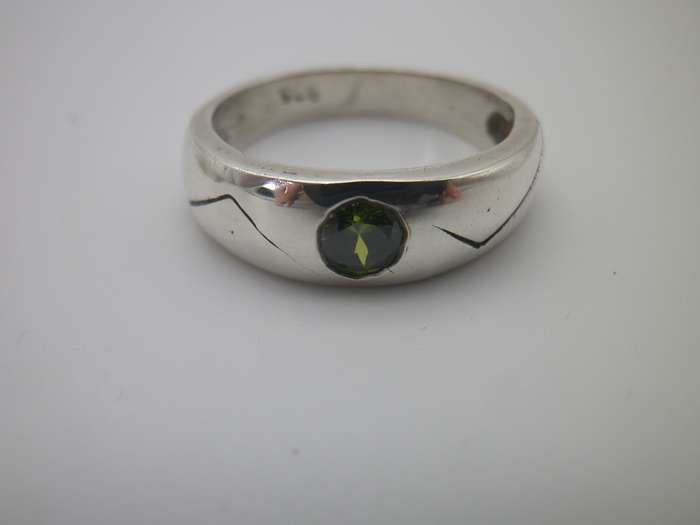 Sterling Silver & Peridot Vintage Ring.  3.7 grms Size: M