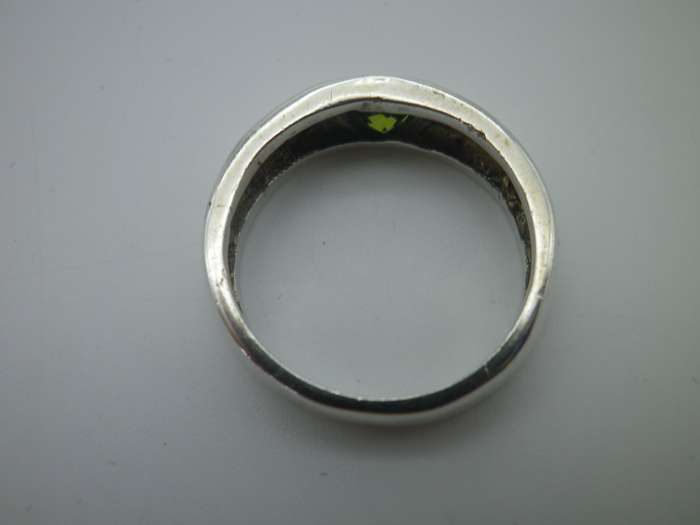 Sterling Silver & Peridot Vintage Ring.  3.7 grms Size: M
