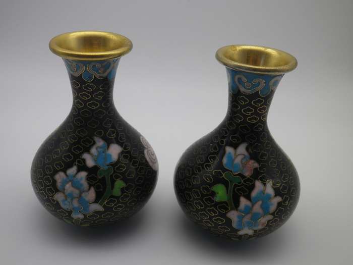 Pretty Pair matching Chinese Cloisonne vases. Chrysanthamum design. Republic period (1912-1949) 10cm